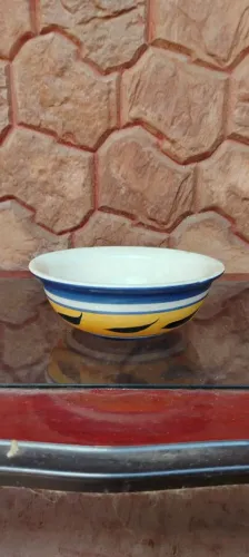 Tigela de cerâmica pintada a mão com design Azul e amarelo 