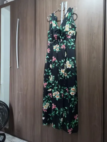 Vestido modelo exclusivo, de fundo preto com estampa floral