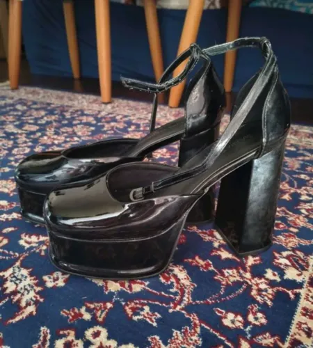 sandália de salto verniz preta