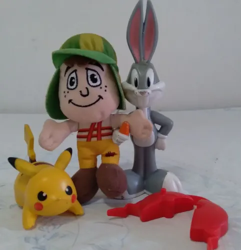 Conjunto de bonecos Pernalonga, Pikachu e Chaves