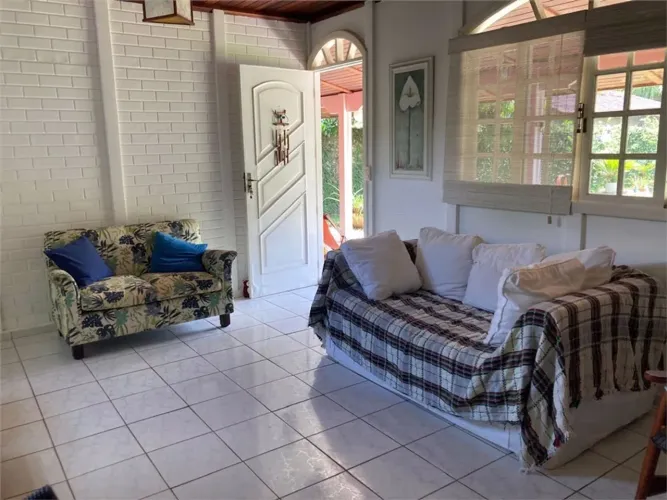 Casa com Piscina e Amplo Terreno à Venda em São Lourenço Bertioga/SP