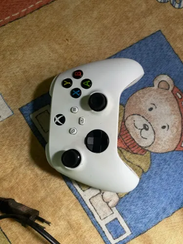 Vendo Xbox s 512GB com suporte para controle
