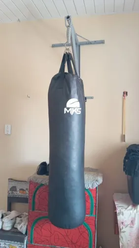 Vendo Saco de pancada com suporte incluso. Valor 400 reais já completo. 