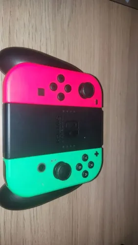 Joy-Cons verde e vermelho