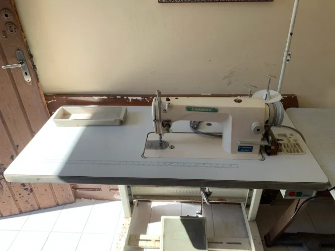 Máquina de costura reta e overloque