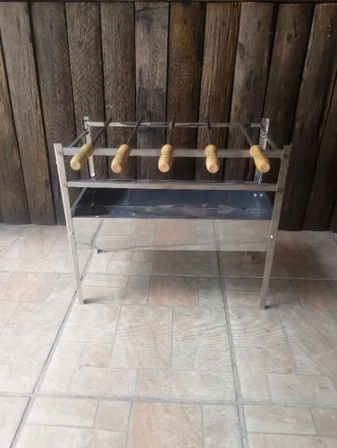 PARA ESPETINHOS, CHURRASQUEIRA DESMONTÁVEL DE INOX COM 5 ESPETINHOS DE ALUMÍNIO 