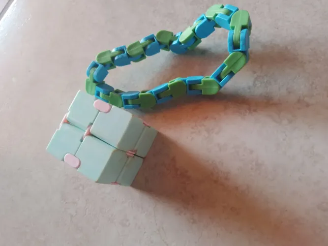 Kit com 2 fidget toy, Infinity Cube (Cubo Infinito) e cobrinha articulada