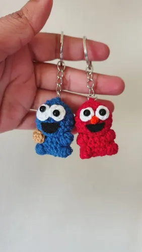 Chaveiros Amigurumi Vila Sésamo (Cookie Monster e Elmo) - Feitos à Mão