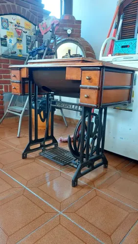 Máquina de Costura Antiga VIGORELLI c/Gabinete