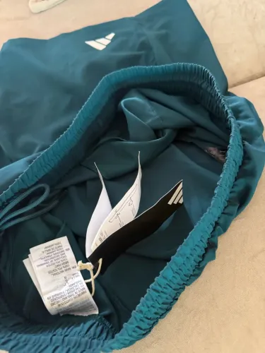 Vende-se um short adidas original 