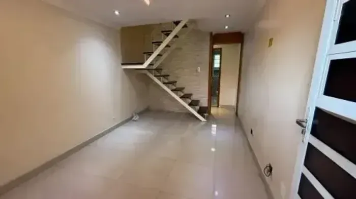 CASA COM 2 QUARTOS EM PAVUNA - ACEITO ENTRADA