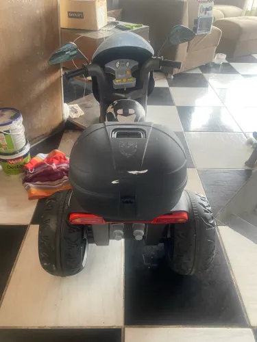 Triciclo elétrico infantil 12 V semi novo