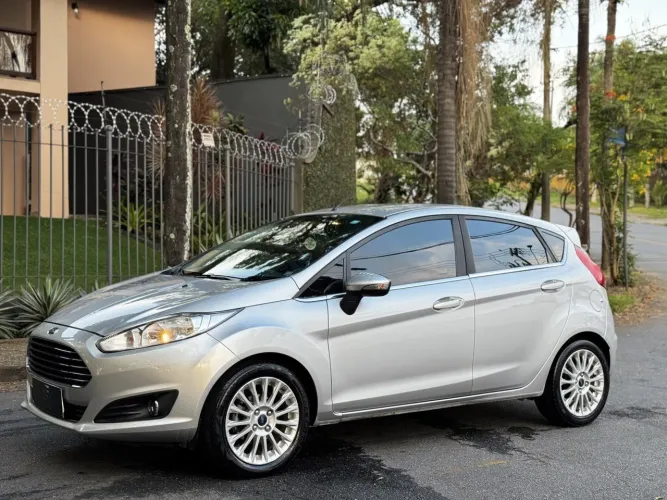 Ford Fiesta 1.6 SE Hatch 16V Flex 4P Powershift 2015