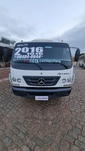 Caminhão 3/4 Accelo 1016 carroceria e módulo passageiros