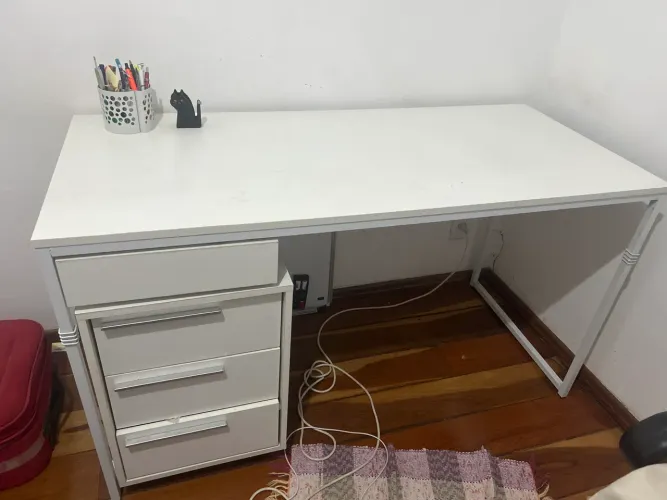 Escrivaninha branca grande pés de aço