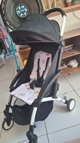 Carrinho de bebê Multikids compacto 