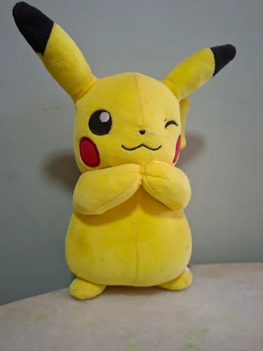Pelucia Pikachu oficial da Pokemon Co