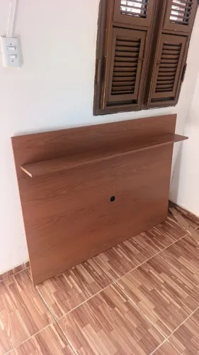Painel para TV Amadeirado com Prateleira - Ótimo Estado