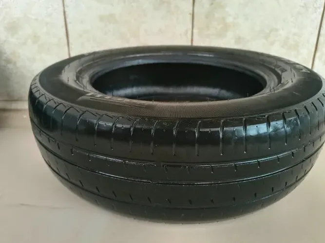 2 Pneus Pirelli em Bom Estado.