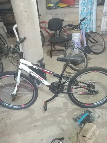Bicicleta aro 24 (freio traseiro quebrado e o da frente tambem)