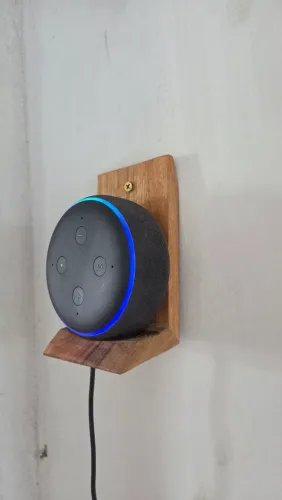 Suporte Alexa em Medeira rústica