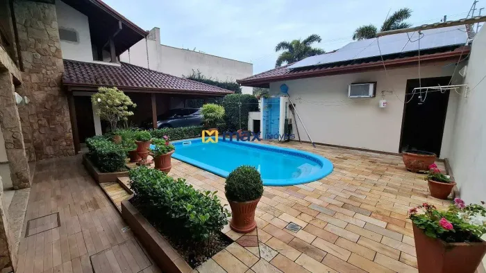 Locação: Casa Residencial 03 dormitórios sendo 01 suíte. Bairro Centro (Itajaí).