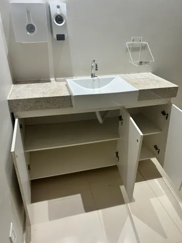 Conjunto de pia com pedra e projetados 