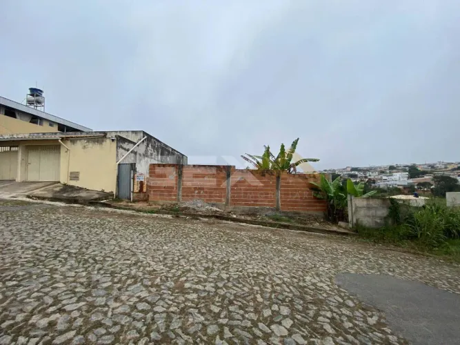 Terreno à Venda com 360m² no Bairro Dona Quita em Divinópolis MG.