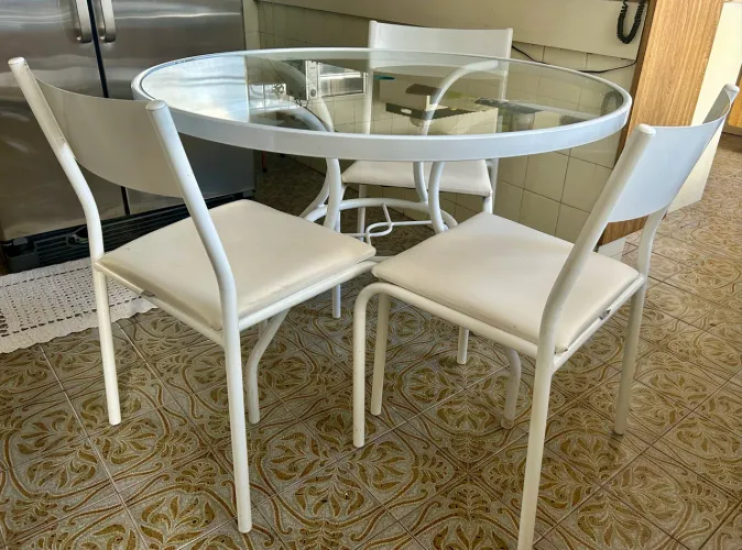 Mesa redonda com 3 cadeiras Tok Stok