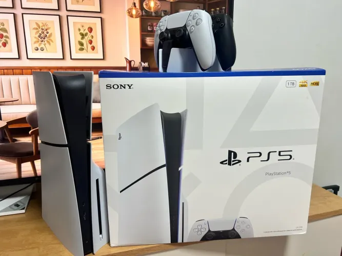 PlayStation Slim 1 TB com leitor + 2 controles + carregador original