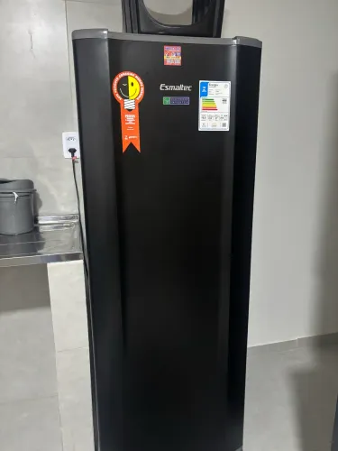 Vendo geladeira Esmaltec ROC35 PRO Black 259 litros. 3 meses de uso.
