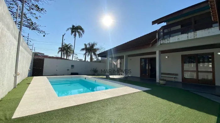 Casa à Venda na Praia da Enseada com 4 suítes, Piscina e Churrasqueira