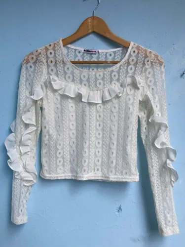 Blusa Feminina Rendada com Babados Branca Manga Comprida, Tam p