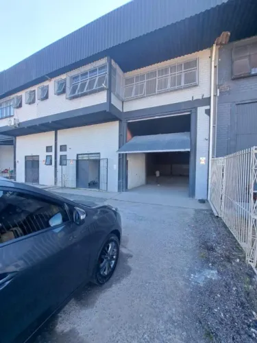 Nyon Imóveis aluga deposito com 456 m², portão para carga e descarga, 2 banheiros no térre