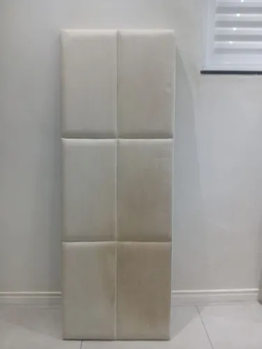 Cabeceira de cama de casal bege estofada muito elegante.