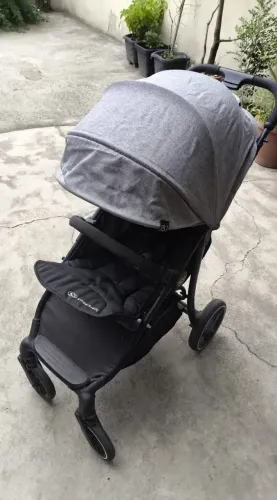 Carrinho de bebê Europeu Original - Dobra 1 Mão + Capa Chuva - Impecável