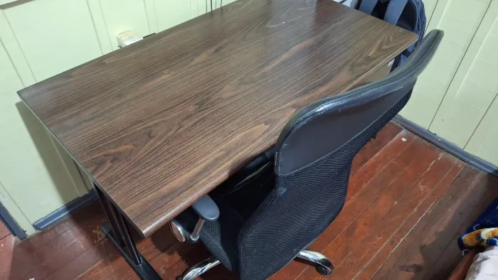 Mesa com cadeira giratória