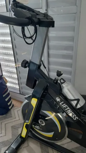 Bicicleta Spinning com roda de inércia de 13kg WCT Fitness