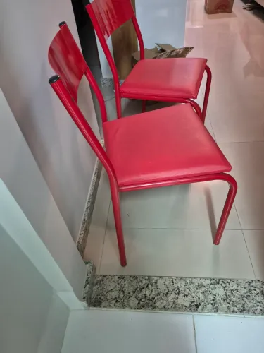 Cadeiras Metálicas na cor vermelha