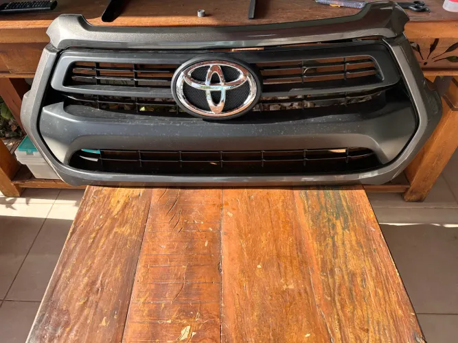 Grade frontal Toyota Hilux 2025
