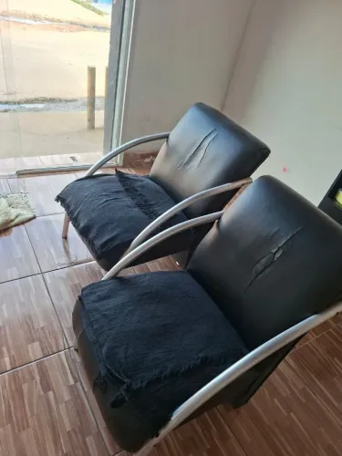2 Poltronas pra vender logo