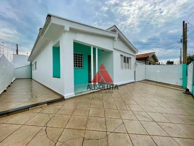 Casa com 2 Quartos, Churrasqueira e 3 Vagas de Garagem para alugar, 127 m² por R$ 1.980/mê