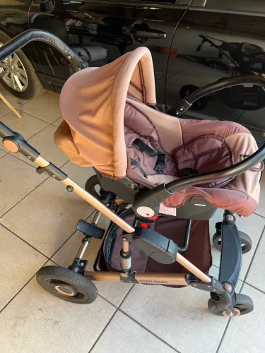Carrinho Europeu com bebê conforto
