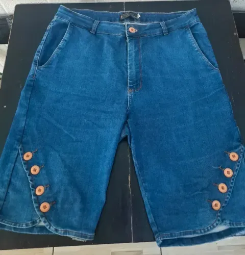 Bermuda Jeans com Destalhes nas Laterais