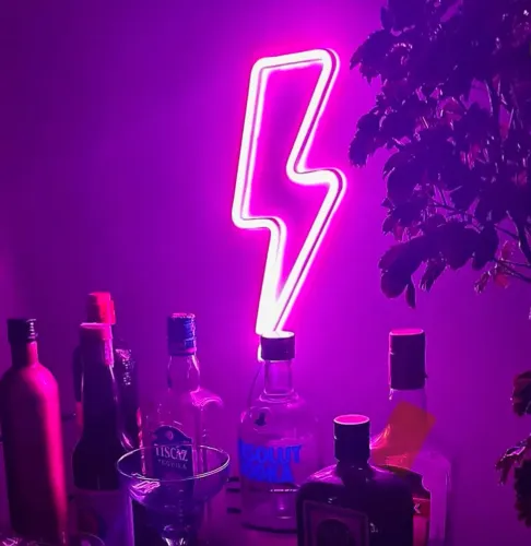 Luminária LED neon rosa forma de raio