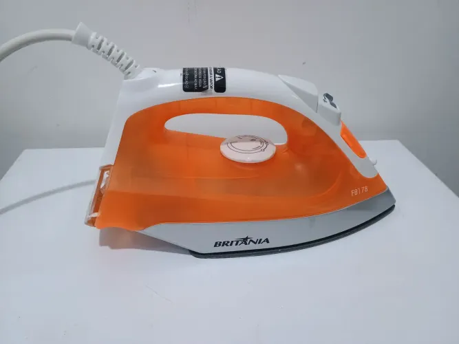 Ferro De Passar Roupa 127v. Avaria, está aquecendo de mais e a base está escura!