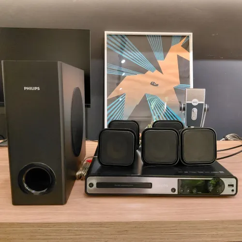 Home theater Philips 5 caixas de som com subwoofer. Aparelho com defeito.