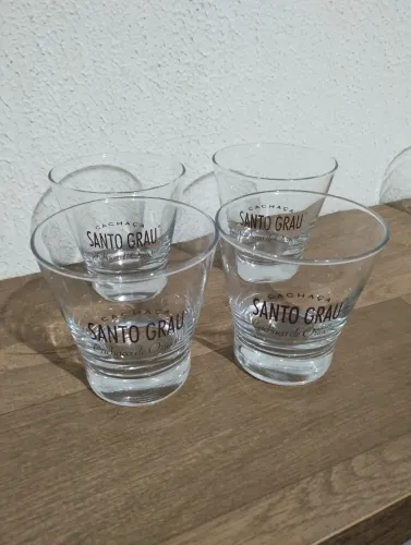 4 copos de whisky bem resistente.
