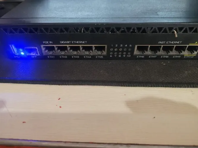 Roteador MikroTik RouterBOARD RB2011UiAS-RM preto
