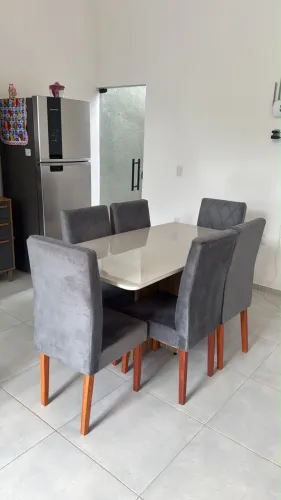 Mesa 6 cadeiras, com tampo de vidro e cadeiras aveludadas